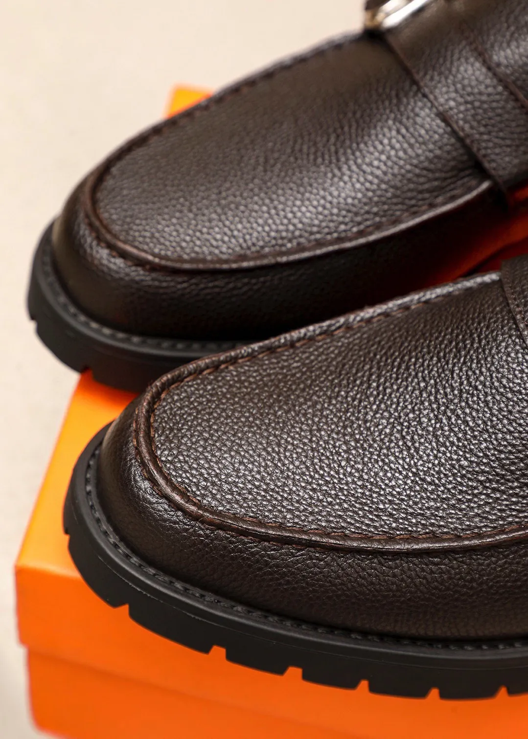 Men's shoes 💰460 💐 Product trademark: HERMES "Hermès" casual leather shoes Regular size: 39-44 (38.45🉑️customized) Product materials: Selected imported first-layer pebbled cowhide leather upper + classic hardware buckle, imported water-dyed 🐂 cowhide lining. Strong three-dimensional visual effect, non-slip and wear-resistant rubber outsole Color: 2⃣️colors available